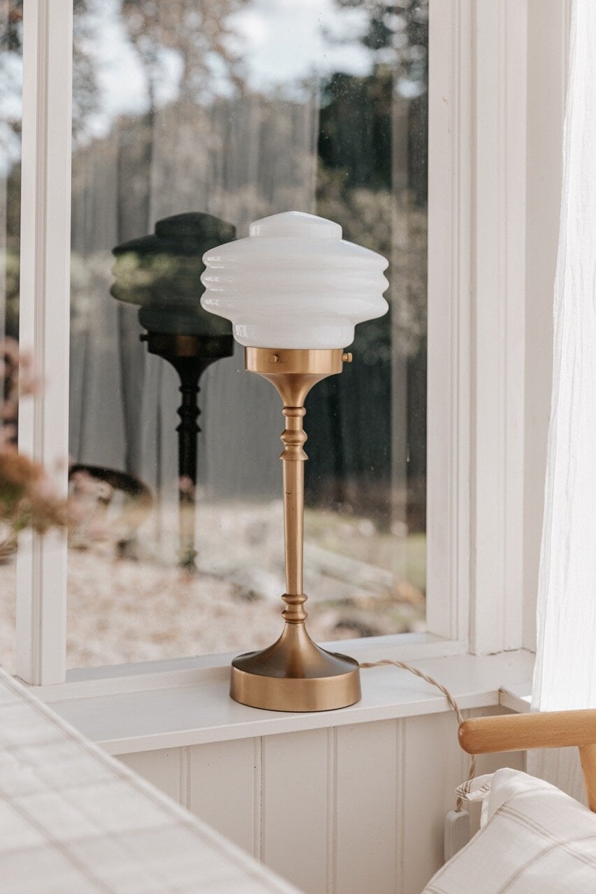 Bordslampa Valter Mässing/Opal Vit