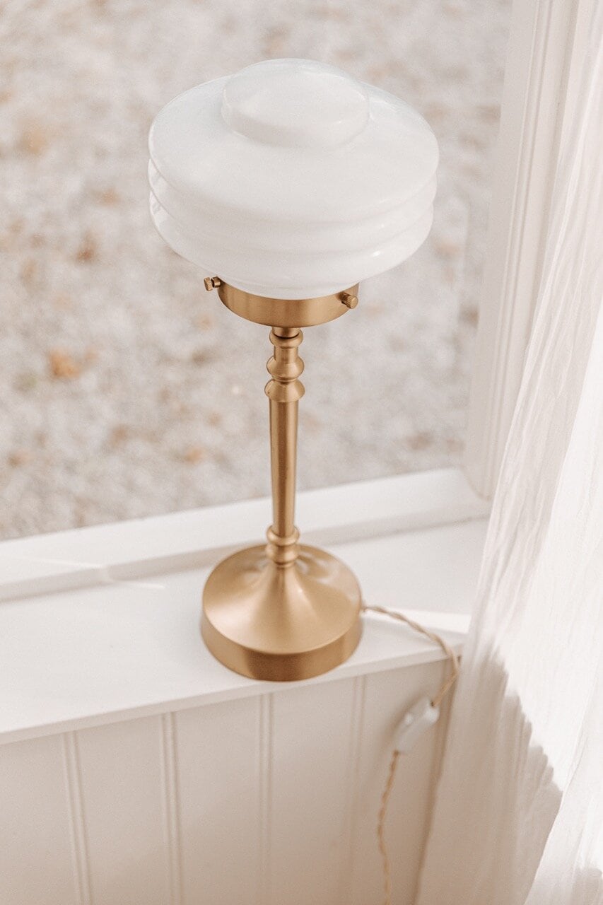 Bordslampa Valter Mässing/Opal Vit