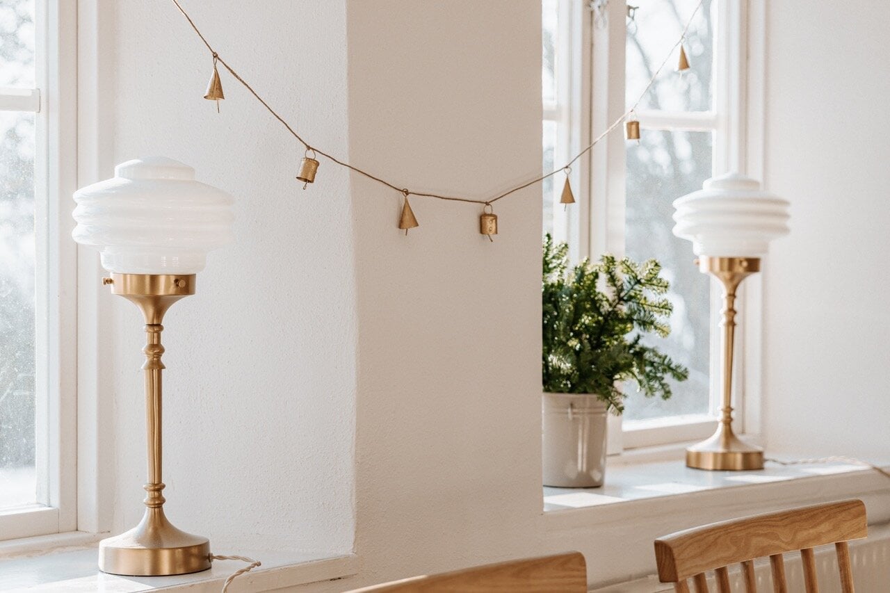 Bordslampa Valter Mässing/Opal Vit