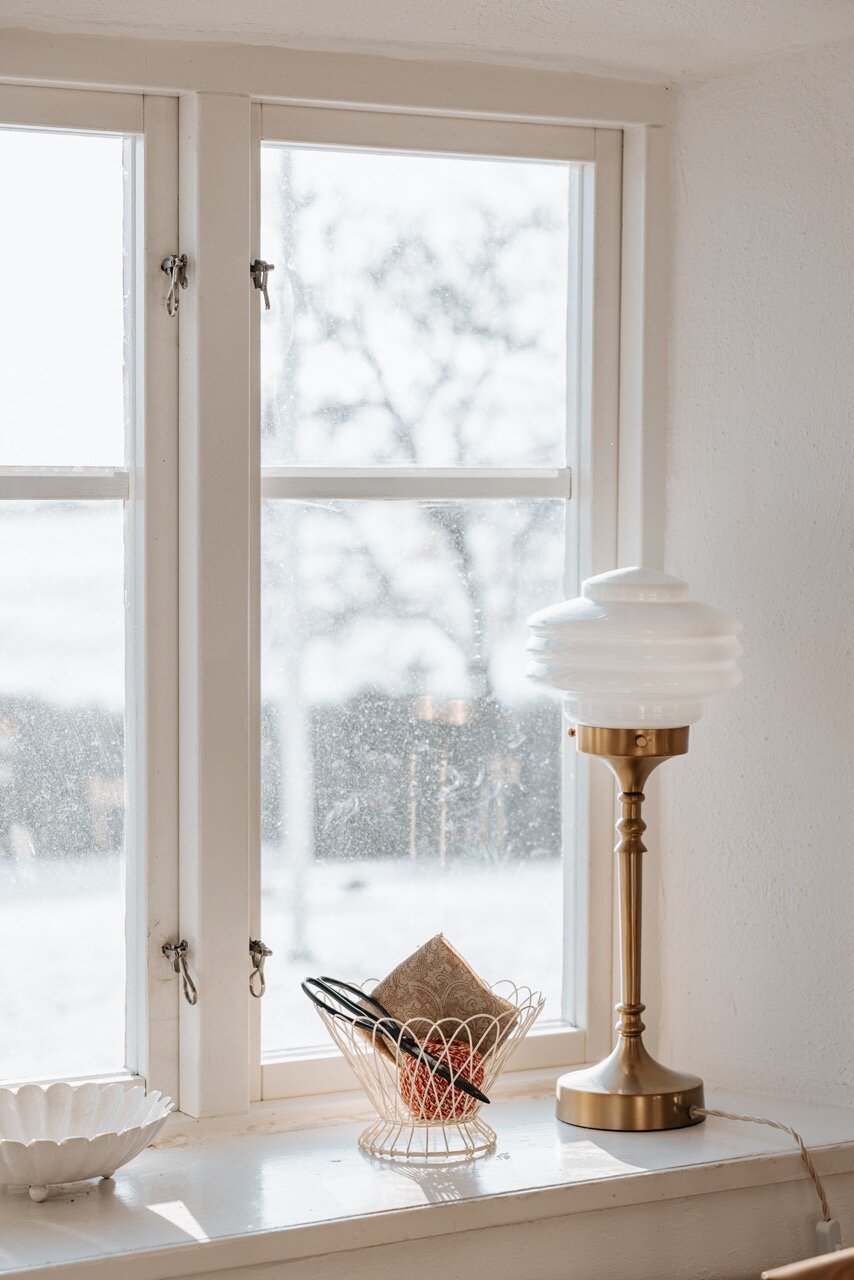 Bordslampa Valter Mässing/Opal Vit
