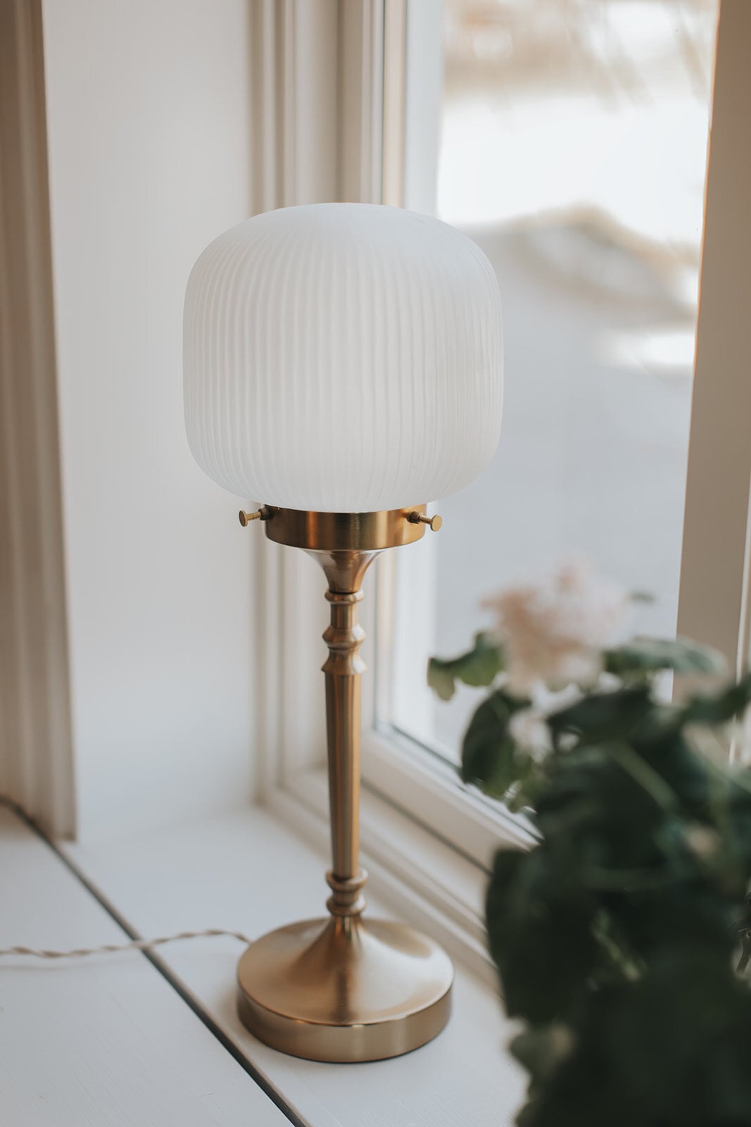 Bordslampa Eli Mässing/Frost Liten
