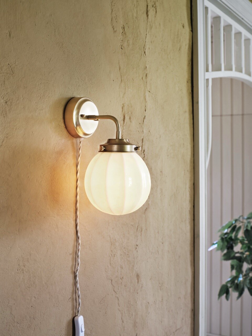 Vägglampa Marit Mässing/Opal Beige Liten