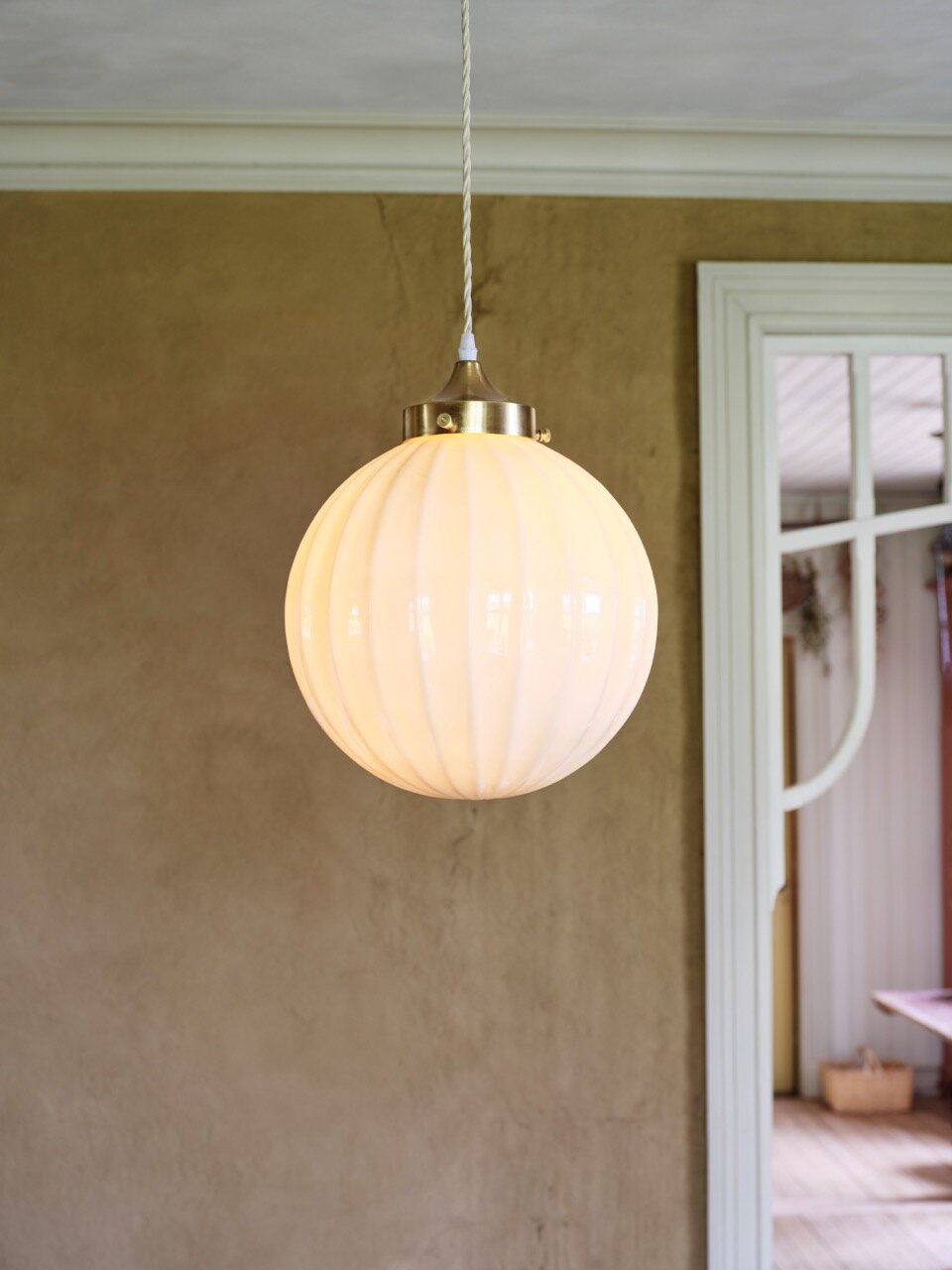 Taklampa Marit m. Tvinnad Sladd Mässing/Opal Beige Stor